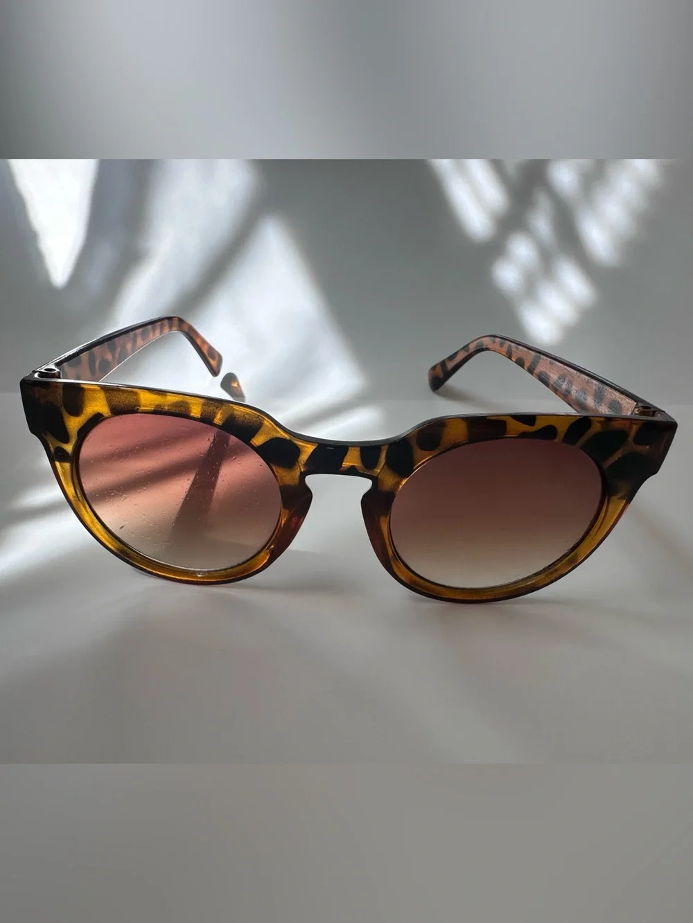 Tortoiseshell Round Sunglasses - Brown Gradient Lenses